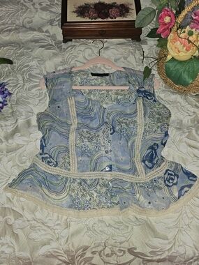 Vintage 90s Women’s Blue Floral Lace-Trim Peplum Top